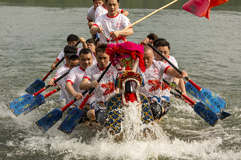 龙舟竞渡  摄影：董水康.jpg