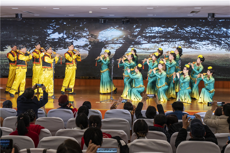 校葫芦丝社团《相约凤尾竹下》.jpg 校葫芦丝社团《相约凤尾竹下》.jpg