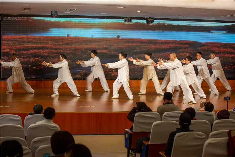 81式太极拳二班《81式太极拳表演》.jpg 81式太极拳二班《81式太极拳表演》.jpg