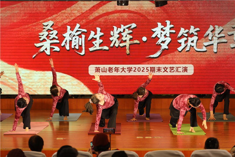 瑜伽二班《高飞》.jpg 瑜伽二班《高飞》.jpg